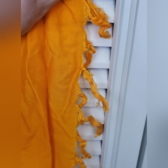 Like new & authentic! Fringed Hawaiian scarf shaw - Picture 3 of 9